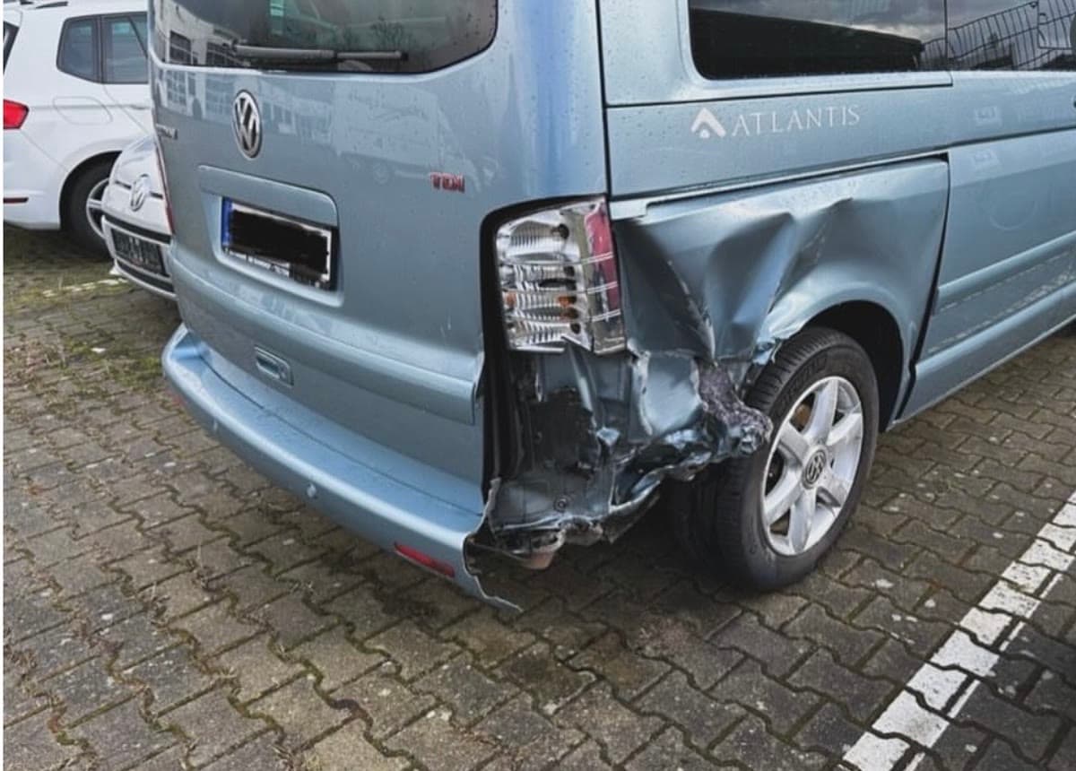 Transporter mit Schaden an der hinteren Seitenwand