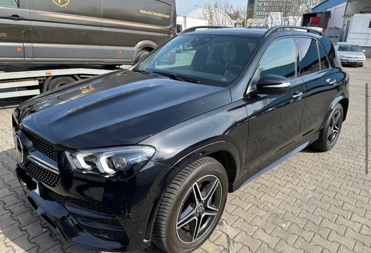 SUV vor einer Bewertung auf einem Berliner Hof